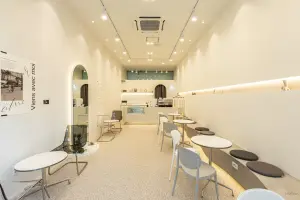 화이트톤 프렌치 감성 미니멀 디저트 카페